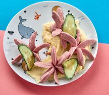 Сосиски с картофельным пюре и огурцом
