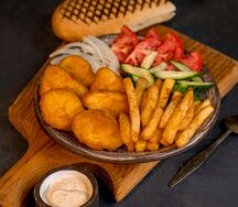 Порция наггетсов на тарелке