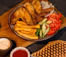 Крылышки куриные гриль на тарелке