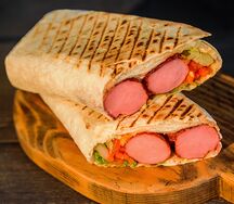 Сосиска в лаваше двойная