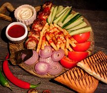 Люля-кебаб из курицы на тарелке