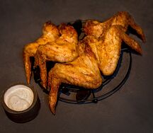 Крылышки куриные гриль с соусом