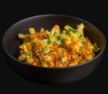 Картошка фри с соусом и луком