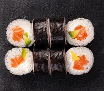 Ролл с лососем и тамаго