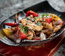 Горячая сковородка с курицей