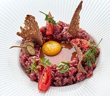 Тартар из мраморной говядины с каперсами