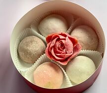 Подарочная коробка с пирожными Моти и шоколадным цветком