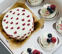 Набор Бенто-торт сердечки и 5 капкейков с ягодами