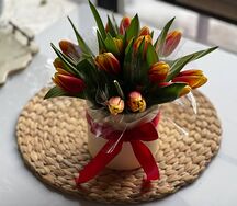 15 тюльпанов в шляпной коробке и бенто-торт сердечки на 8 марта