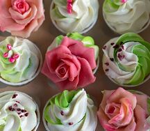 Капкейки с розами из шоколада 9 шт