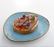 Брускетта с ростбифом