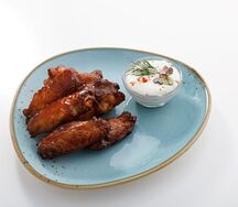 Куриные крылья с соусом блю чиз