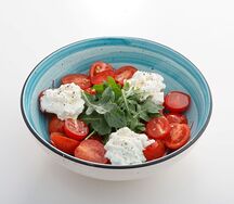 Салат со страчателлой и спелыми помидорами черри