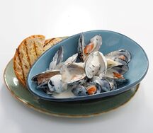 Мидии в нежном сырном соусе