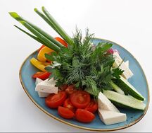 Свежие овощи с брынзой