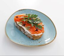 Брускетта с семгой