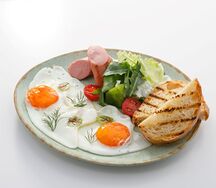 Глазунья из двух яиц с сосиской, микс-салатом и тостом