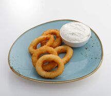 Луковые кольца с соусом тартар