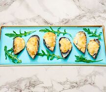 Мидии киви, запеченные под соусом горгонзола