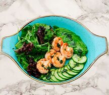 Салат с креветками, авокадо и соусом из трав