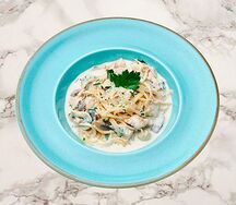 Паста с курицей и грибами в сливочном соусе