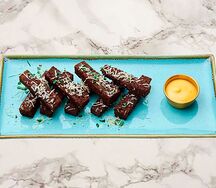 Чесночные гренки с пармезаном и сырным соусом