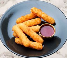 Моцарелла в кляре с брусничным соусом