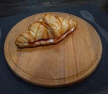 Круассан-сэндвич с клубникой и кленовым сиропом