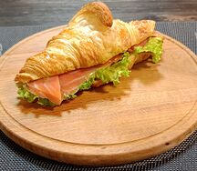 Круассан-сэндвич с красной рыбой и авокадо