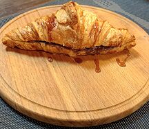 Круассан-сэндвич с нутеллой и кленовым сиропом