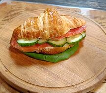 Круассан-сэндвич с красной рыбой и твороженным сыром