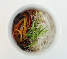 Рисовая лапша с овощами