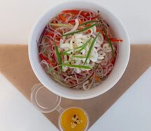 Салат с фунчозой кальмарами и овощами
