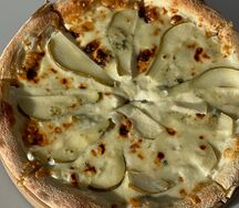 Пицца с грушей и голубым сыром