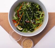 Салат с водорослями чука, овощной соломкой и ореховым соусом