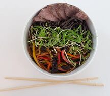 Гречневая лапша с говядиной и овощами