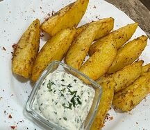 Картофель по-деревенски с соусом