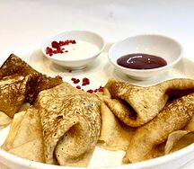 Блинчики со сметаной и ягодным соусом