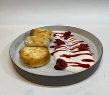 Сырники с ягодами и сметаной