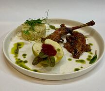 Ножка цесарки с печёным яблоком и Булгуром