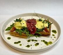 Вафля из кабачка с яйцом пашот и ростбифом