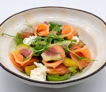 Салат с лососем и сыром Страчателла
