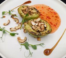 Авокадо гриль с кешью и сладким чили