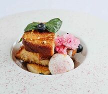 Карамелизованная бриошь с ягодами (кухня басков)