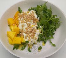 Салат с манго и страчателлой