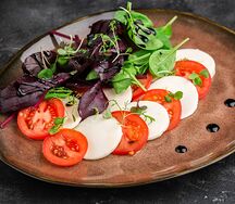 Салат с моцареллой Фиор ди Латте и вялеными томатами