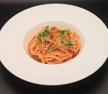 Спагетти с овощами и соусом Помодоро