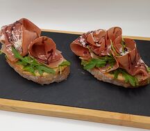 Брускетты с прошутто
