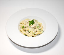 Пенне с цыплёнком в сливочном соусе с пармезаном