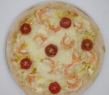 Пицца с креветками и пармезаном